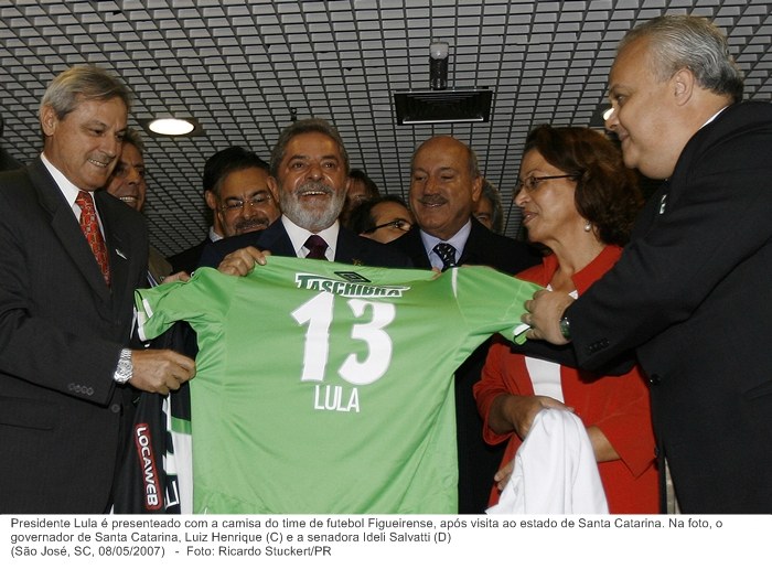 Presidente Lula é presenteado com a camisa do time de futebol Figueirense, após visita ao estado de Santa Catarina.