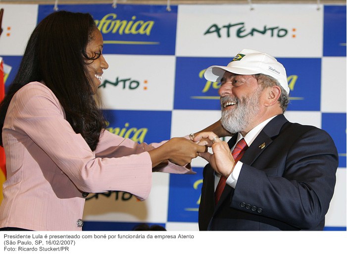 Presidente Lula é presenteado com boné por funcionária da empresa Atento.