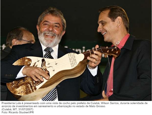 Presidente Lula é presenteado com uma viola de cocho pelo prefeito de Cuiabá, Wilson Santos, durante solenidade de anúncio de investimentos em saneamento e urbanização no estado de Mato Grosso.