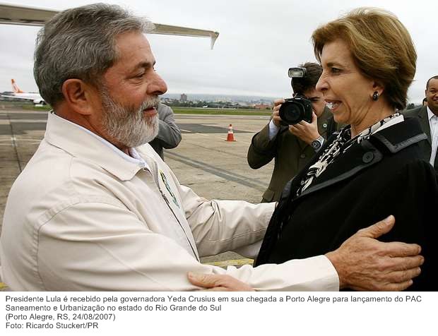 Presidente Lula é recebido pela governadora Yeda Crusius em sua chegada a Porto Alegre para lançamento do PAC Saneamento e Urbanização no estado do Rio Grande do Sul.
