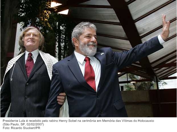 Presidente Lula é recebido pelo rabino Henry Sobel na cerimônia em Memória das Vítimas do Holocausto.