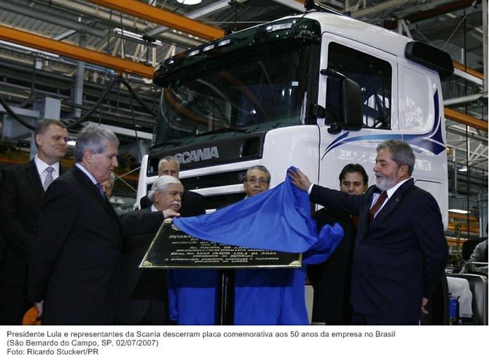 Presidente Lula e representantes da Scania descerram placa comemorativa aos 50 anos da empresa no Brasil.