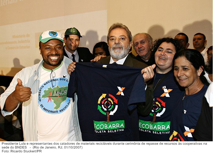 Presidente Lula e representantes dos catadores de materiais recicláveis durante cerimônia de repasse de recursos às cooperativas na sede do BNDES.