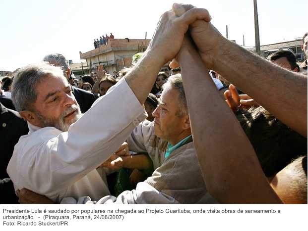 Presidente Lula é saudado por populares na chegada ao Projeto Guarituba, onde visita obras de saneamento e urbanização (2).