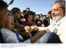 Presidente Lula é saudado por populares na chegada ao Projeto Guarituba, onde visita obras de saneamento e urbanização.
