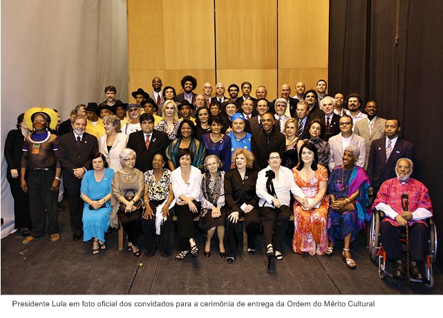 Presidente Lula em foto oficial dos convidados para a cerimônia de entrega da Ordem do Mérito Cultural.