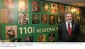 Presidente Lula em frente ao mural comemorativo dos 110 anos de fundação da Academia Brasileira de Letras, que apresenta imagens de seus membros.