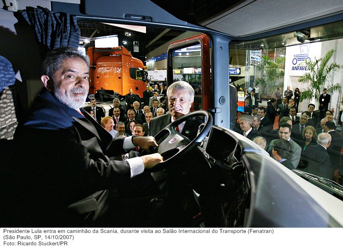 Presidente Lula entra em caminhão da Scania, durante visita ao Salão Internacional do Transporte (Fenatran).