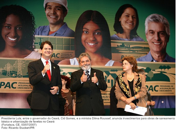 Presidente Lula, entre o governador do Ceará, Cid Gomes, e a ministra Dilma Roussef, anuncia investimentos para obras de saneamento básico e urbanização de favelas no Ceará.