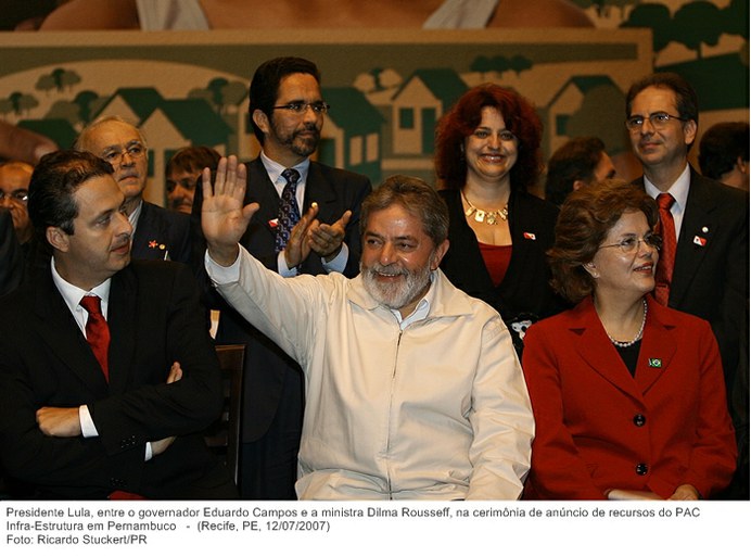 Presidente Lula, entre o governador Eduardo Campos e a ministra Dilma Rousseff, na cerimônia de anúncio de recursos do PAC Infra-Estrutura em Pernambuco.