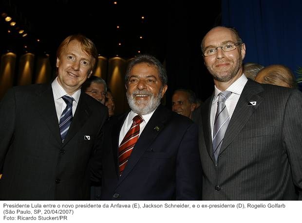 Presidente Lula entre o novo presidente da Anfavea (E), Jackson Schneider, e o ex-presidente (D), Rogelio Golfarb.