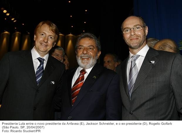 Presidente Lula entre o novo presidente da Anfavea (E), Jackson Schneider, e o ex-presidente (D), Rogelio Golfarb.