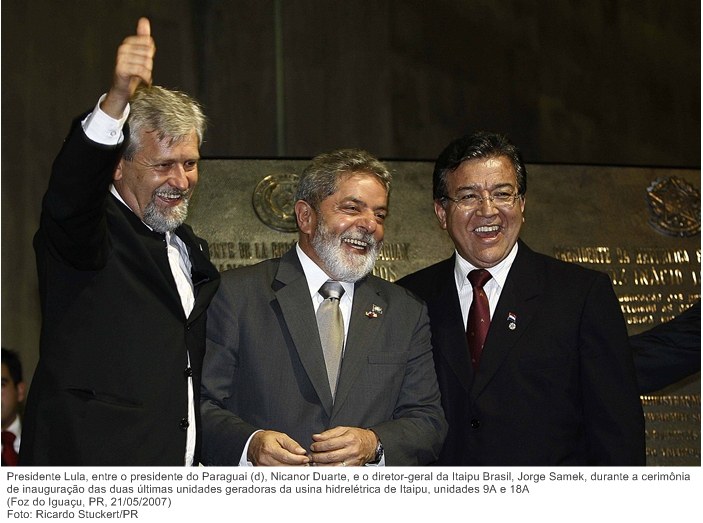 Presidente Lula, entre o presidente do Paraguai (d), Nicanor Duarte, e o diretor-geral da Itaipu Brasil, Jorge Samek, na cerim. de inaug. das duas últimas unidades geradoras da Hidrelétrica Itaipu.
