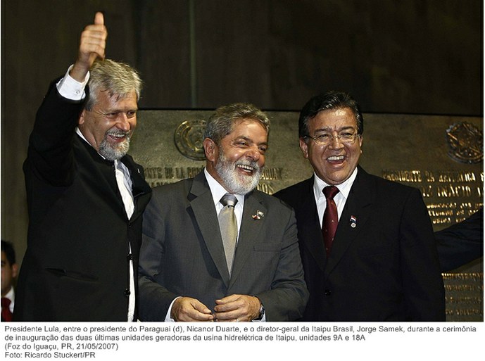 Presidente Lula, entre o presidente do Paraguai (d), Nicanor Duarte, e o diretor-geral da Itaipu Brasil, Jorge Samek, na cerim. de inaug. das duas últimas unidades geradoras da Hidrelétrica Itaipu.