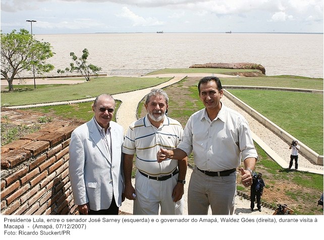 Presidente Lula, entre o senador José Sarney (esquerda) e o governador do Amapá, Waldez Góes (direita), durante visita à Macapá.