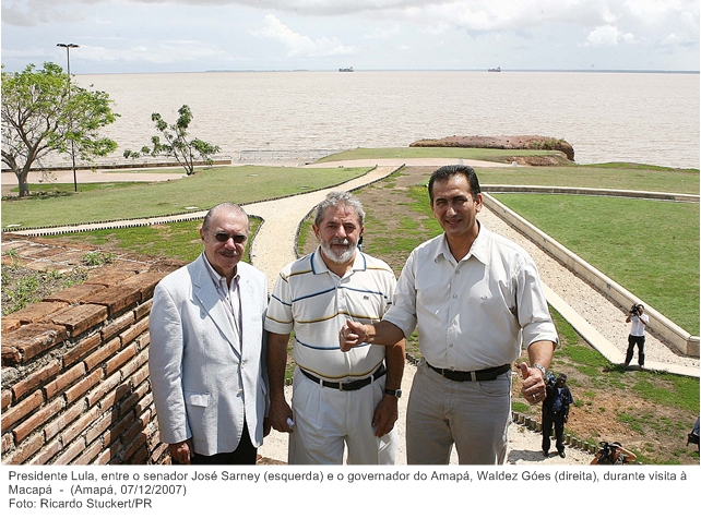 Presidente Lula, entre o senador José Sarney (esquerda) e o governador do Amapá, Waldez Góes (direita), durante visita à Macapá.