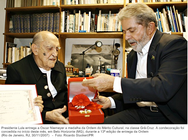 Presidente Lula entrega a Oscar Niemeyer a medalha da Ordem do Mérito Cultural, na classe Grã-Cruz.