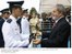 Presidente Lula entrega espada a um cadete, durante formatura de novos aspirantes-a-oficial da FAB.