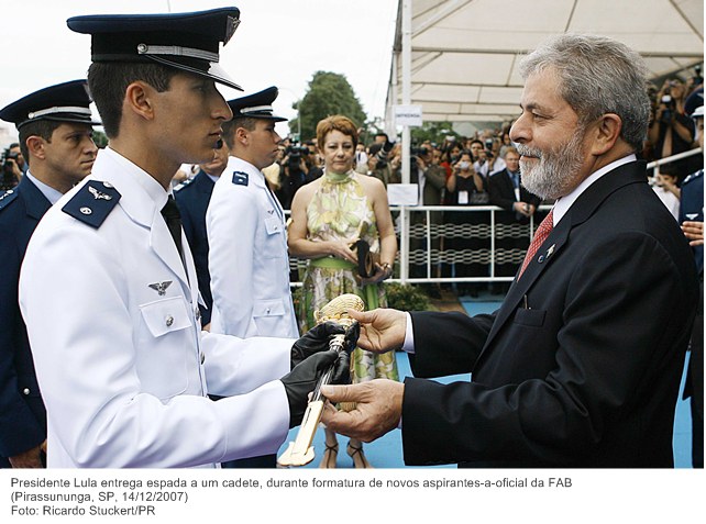 Presidente Lula entrega espada a um cadete, durante formatura de novos aspirantes-a-oficial da FAB.