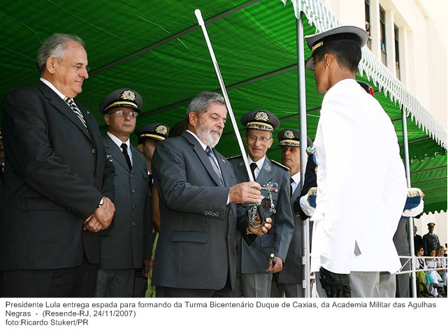Presidente Lula entrega espada para formando da Turma Bicentenário Duque de Caxias, da Academia Militar das Agulhas Negras.