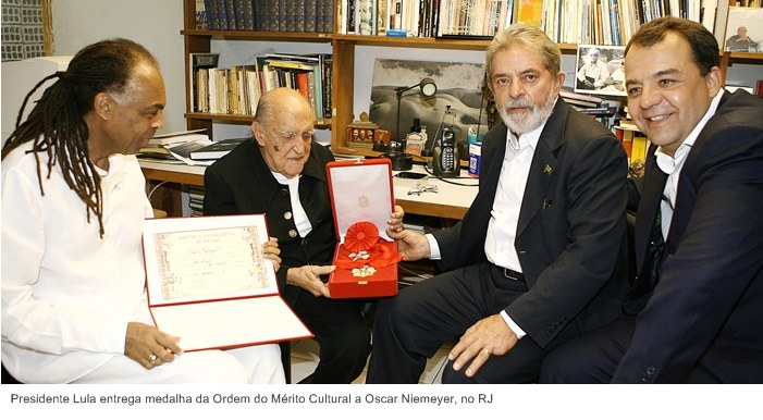 Presidente Lula entrega medalha da Ordem do Mérito Cultural a Oscar Niemeyer, no RJ.