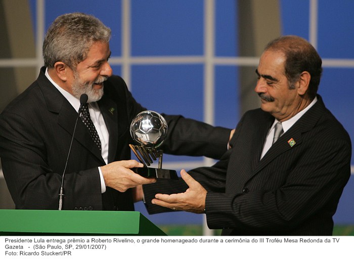Presidente Lula entrega prêmio a Roberto Rivelino, o grande homenageado durante a cerimônia do III Troféu Mesa Redonda da TV Gazeta.