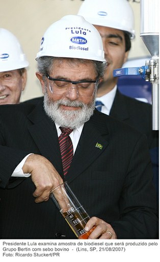 Presidente Lula examina amostra de biodiesel que será produzido pelo Grupo Bertin com sebo bovino.