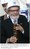 Presidente Lula exibe amostra de biodiesel que será produzido com sebo bovino na nova usina do Grupo Bertin.