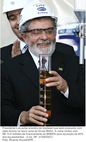 Presidente Lula exibe amostra de biodiesel que será produzido com sebo bovino na nova usina do Grupo Bertin.