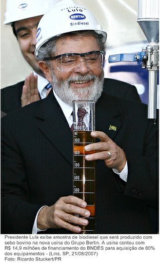 Presidente Lula exibe amostra de biodiesel que será produzido com sebo bovino na nova usina do Grupo Bertin.