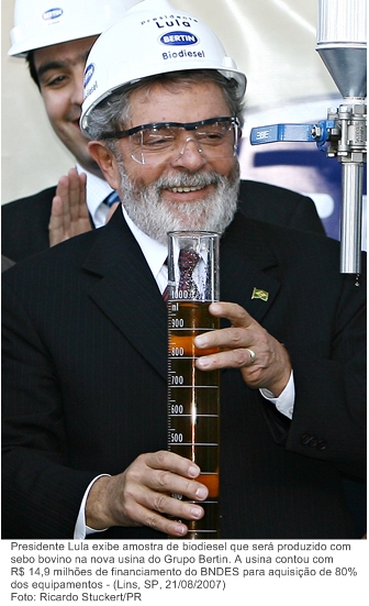 Presidente Lula exibe amostra de biodiesel que será produzido com sebo bovino na nova usina do Grupo Bertin.