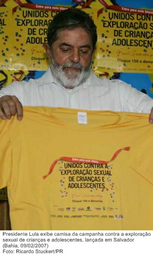 Presidente Lula exibe camisa da campanha contra a exploração sexual de crianças e adolescentes, lançada em Salvador.