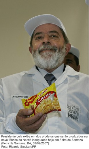 Presidente Lula exibe um dos produtos que serão produzidos na nova fábrica da Nestlé inaugurada hoje em Feira de Santana.