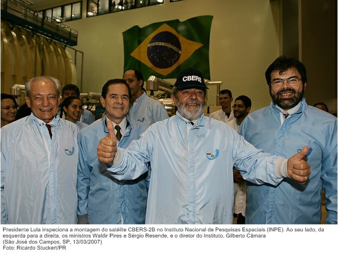 Presidente Lula inspeciona a montagem do satélite CBERS-2B no Instituto Nacional de Pesquisas Espaciais (INPE).