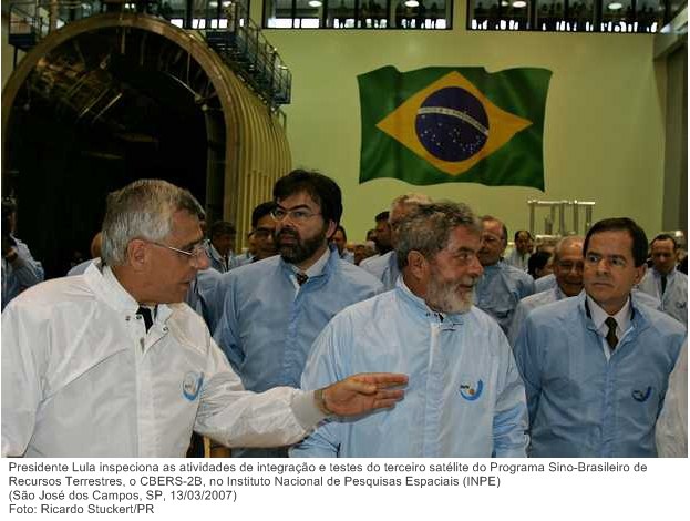 Presidente Lula inspeciona as atividades de integração e testes do terceiro satélite do Programa Sino-Brasileiro de Recursos Terrestres, o CBERS-2B, no Inst. Nacional de Pesquisas Espaciais.