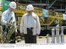 Presidente Lula mostra muda de cana-de-açúcar ao presidente dos EUA, George W. Bush, durante visita ao terminal da Transpetro, em Guarulhos.