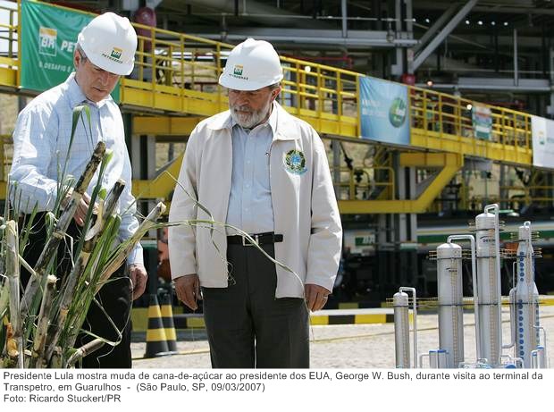 Presidente Lula mostra muda de cana-de-açúcar ao presidente dos EUA, George W. Bush, durante visita ao terminal da Transpetro, em Guarulhos.