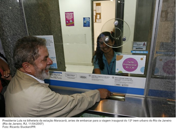 Presidente Lula na bilheteria da estação Maracanã, antes de embarcar para a viagem inaugural do 13º trem urbano do Rio de Janeiro.