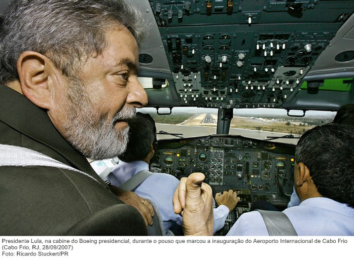 Presidente Lula, na cabine do Boeing presidencial, durante o pouso que marcou a inauguração do Aeroporto Internacional de Cabo Frio.
