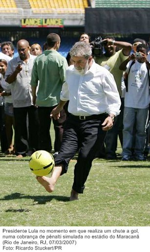 Presidente Lula no momento em que realiza um chute a gol, numa cobrança de pênalti simulada no estádio do Maracanã.