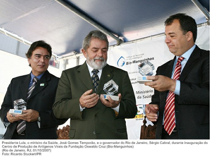 Presidente Lula, o ministro da Saúde, José Gomes Temporão, e o governador do Rio de Janeiro, Sérgio Cabral, durante inauguração do Centro de Produção de Antígenos Virais da Fundação Oswaldo Cruz.jpg