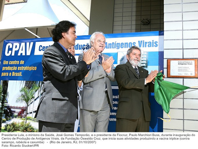 Presidente Lula, o ministro da Saúde, José Gomes Temporão, e o presidente da Fiocruz, Paulo Marchiori Buss, durante inauguração do Centro de Produção de Antígenos Virais, da Fundação Oswaldo Cruz.