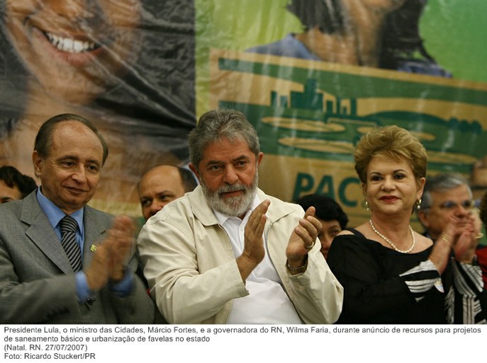 Presidente Lula, o ministro das Cidades, Márcio Fortes, e a governadora do RN, Wilma Faria, durante anúncio de recursos para projetos de saneamento básico e urbanização de favelas no estado.