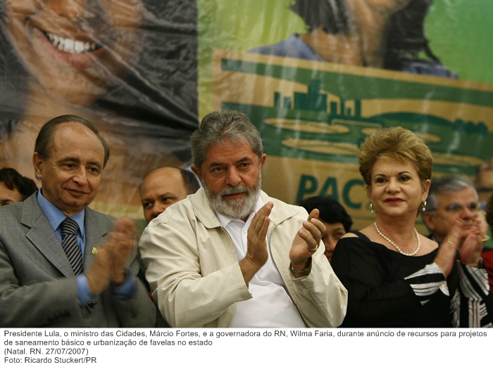 Presidente Lula, o ministro das Cidades, Márcio Fortes, e a governadora do RN, Wilma Faria, durante anúncio de recursos para projetos de saneamento básico e urbanização de favelas no estado.