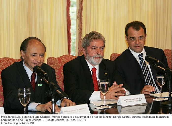 Presidente Lula, o ministro das Cidades, Márcio Fortes, e o governador do Rio de Janeiro, Sérgio Cabral, durante assinatura de acordos para moradias no Rio de Janeiro.