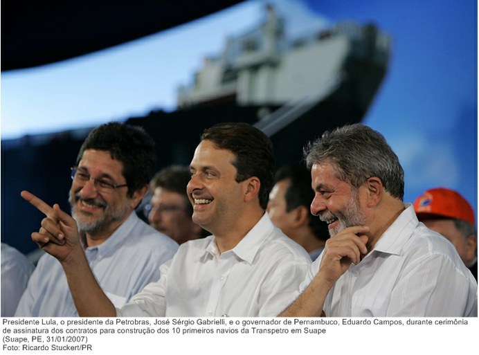 Presidente Lula, o presidente  da Petrobras, José S. Gabrielli, e o governador de Pernambuco, Eduardo Campos, durante cerimonia de assinatura dos contratos para construção dos 10 primeiros navios.