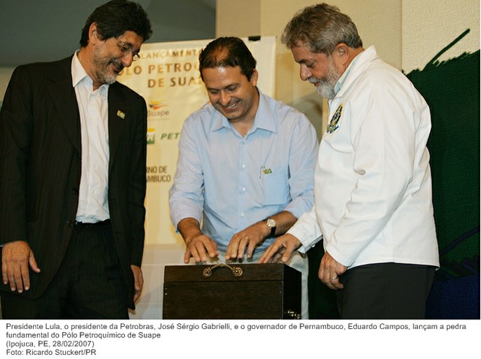 Presidente Lula, o presidente da Petrobras, José Sérgio Gabrielli, e o governador de Pernambuco, Eduardo Campos, lançam a pedra fundamental do Pólo Petroquímico de Suape.
