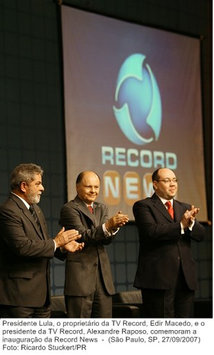 Presidente Lula, o proprietário da TV Record, Edir Macedo, e o presidente da TV Record, Alexandre Raposo, comemoram a inauguração da Record News.