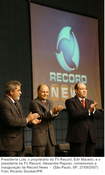 Presidente Lula, o proprietário da TV Record, Edir Macedo, e o presidente da TV Record, Alexandre Raposo, comemoram a inauguração da Record News.