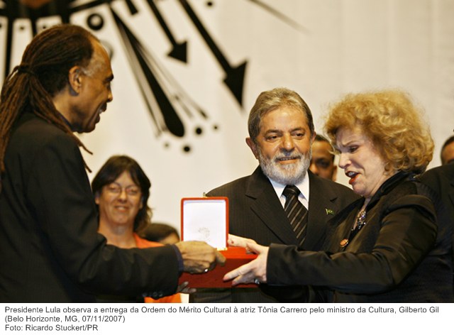 Presidente Lula observa a entrega da Ordem do Mérito Cultural à atriz Tônia Carrero pelo ministro da Cultura, Gilberto Gil.